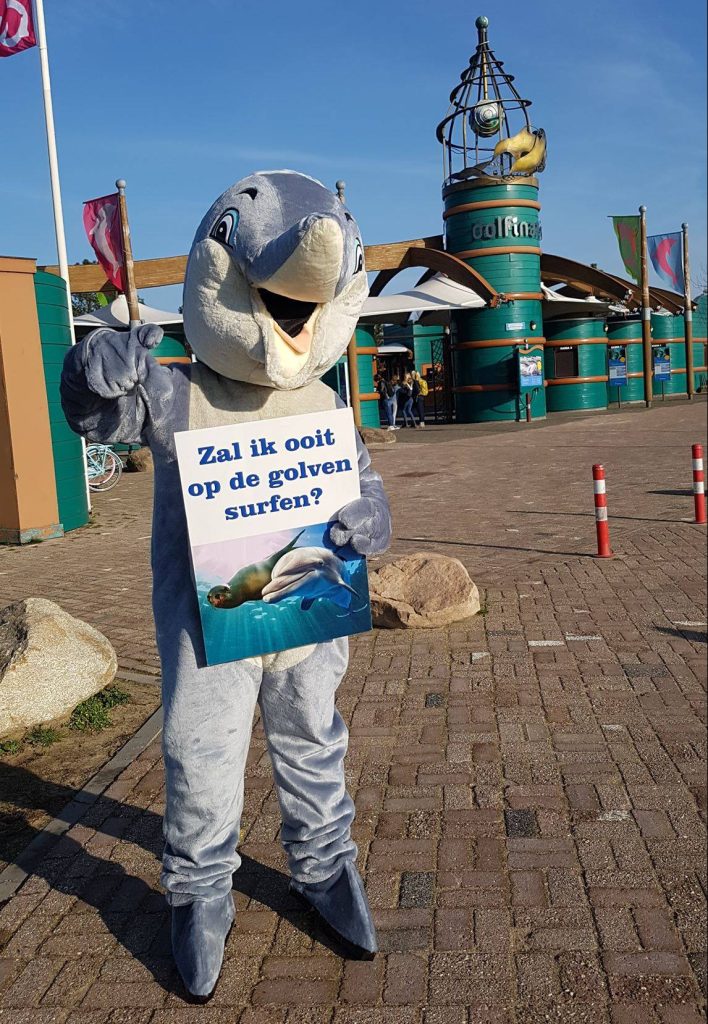 Dolfijn in actie tegen het Dolfinarium