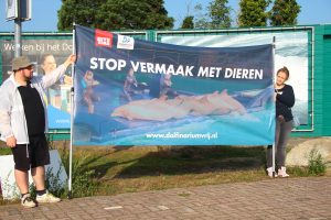 Activisten met spandoek bij het Dolfinarium