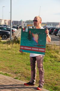 Activist met protestbord ''Kies vermaak zonder dieren''