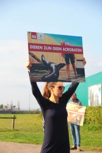 Activist met protestbord ''Dieren zijn geen acrobaten''