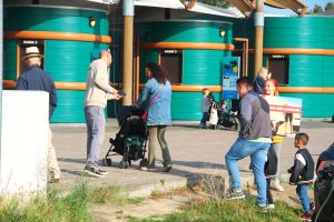 Activist deelt flyers uit aan voorbijgangers