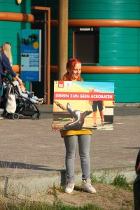 Activist met protestbord ''Dieren zijn geen acrobaten''